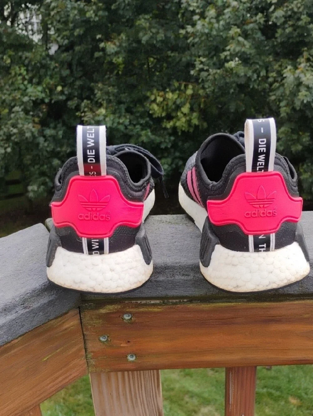 adidas NMD R1 Signal Pink Stripe Black Running Shoes FV9153 Men's Size 8.5